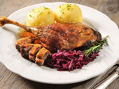Mortensaften med and, brune kartofler, rødkål mm. på Hotel Søparken